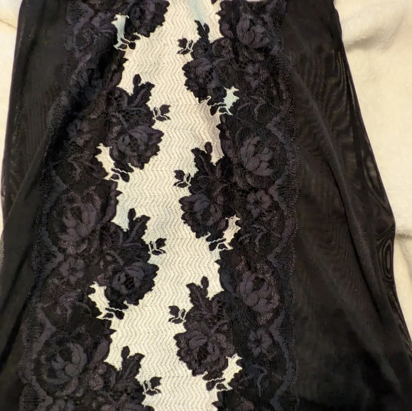 Victoria's Secret 34B corset with garter black and white faux lace - Picture 3 of 10